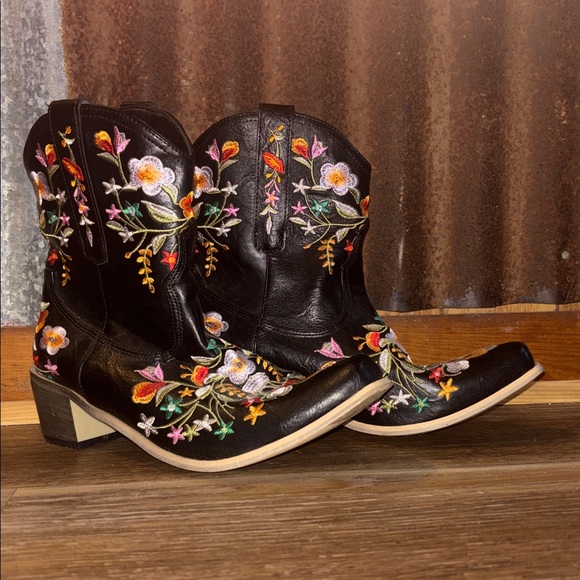 Shoes - Floral Embroidered Black Western Boots